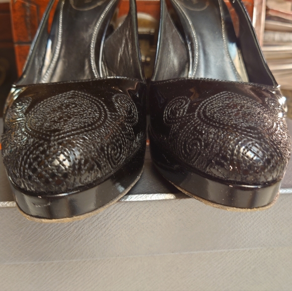 Mismatch! EUC Black Patent PRADA Slingback Embroidered Pumps 39 / 40 Adjustable - Picture 4 of 13